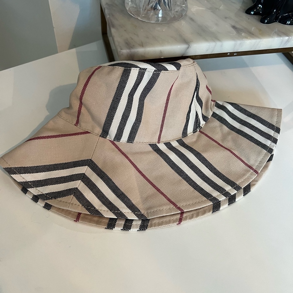 Burberry classic plaid bucket hat authentic